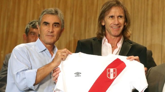 Oblitas en la presentación de Gareca como entrenador de Perú. (Foto Andina)