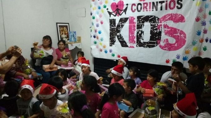 Entrega de regalos en Corintios Kids con ayuda de Japón. (Facebook)