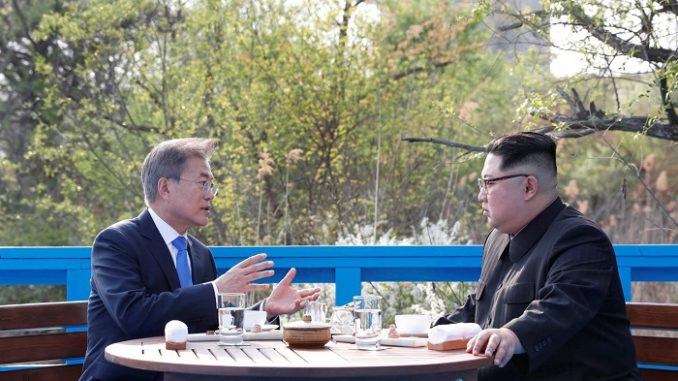 Kim Jong-un escucha con atención a Moon Jae-in.