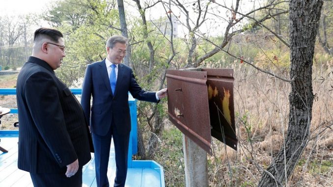 Kim Jong un y Moon Jae in en Panmunjom