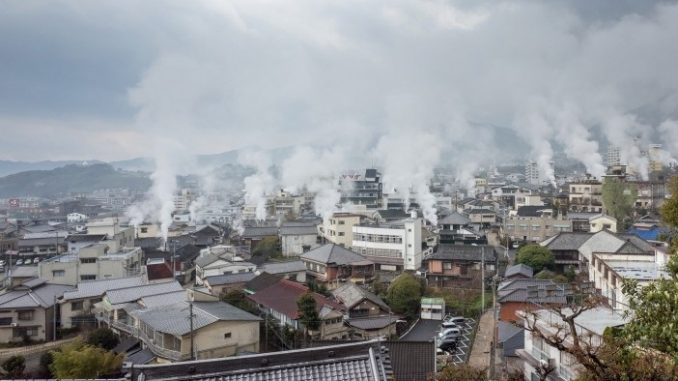 Imagen de la ciudad de Beppu, a capital del onsen en Japón.