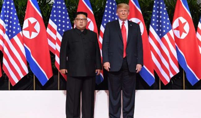 Histórica foto de Kim y Trump