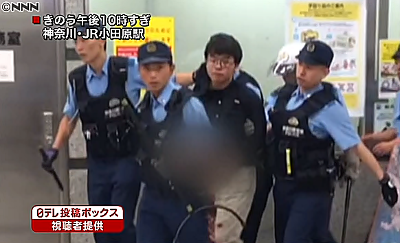 Imagen del atacante del shinkansen (Imagenn TV Asahi)