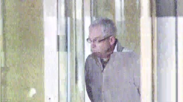 Greg Kelly saliendo del centro de detención. (NHK)