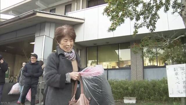 Vecinos dejan el refugio de Nagomimachi en Fukuoka (NHK