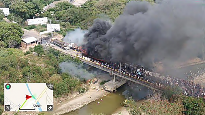 Fuego en el puente fronterizo de Teinditas, lado venezolano