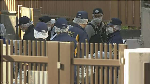 La policía en el orfanato Wakakusaryo de Shibuya en Tokio