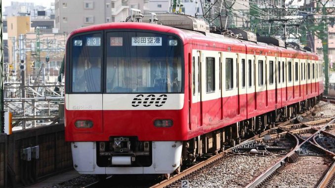 Tren de Keikyu hacia el Aeropuerto de Narita