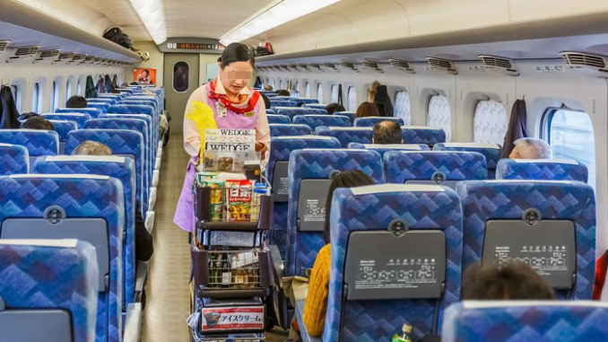 Venta de alimentos y bebidas en los vagones del tren bala