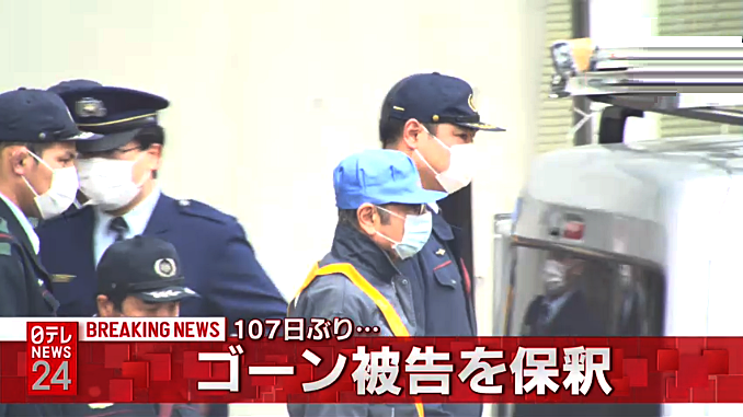 Ghosn, con gorra celeste, sale en libertad