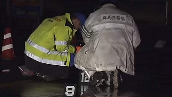 La policía de Oizumi buscando pruebas del accidente del sábado