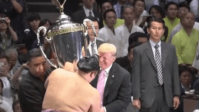 Abe y Trump entregan trofeos en el sumo (4)