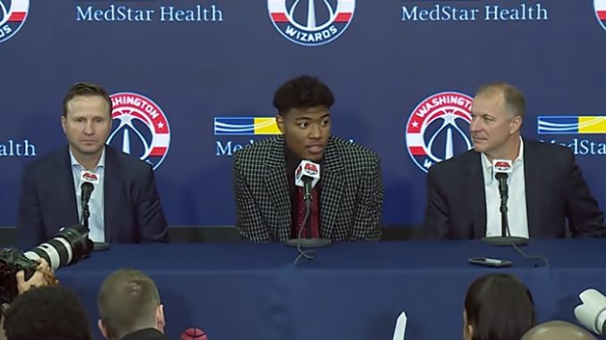 Riu Hachimura presentado ante la prensa en Washintong