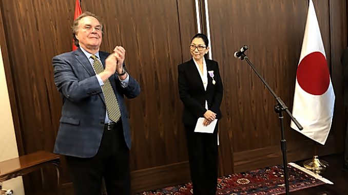 El embajador Forsyth aplaude a Kashiko Tanimoto en su condecoración.