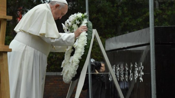 El Papa deja corona de flores en Nagasaki