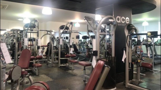 Interior del club deportivo en Chiba