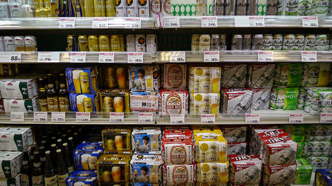 Cervezas en lata en supermerado japonés