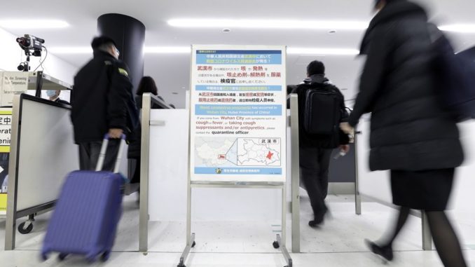 Control por coronavirus en aeropuertos de Japón (Bloomberg)