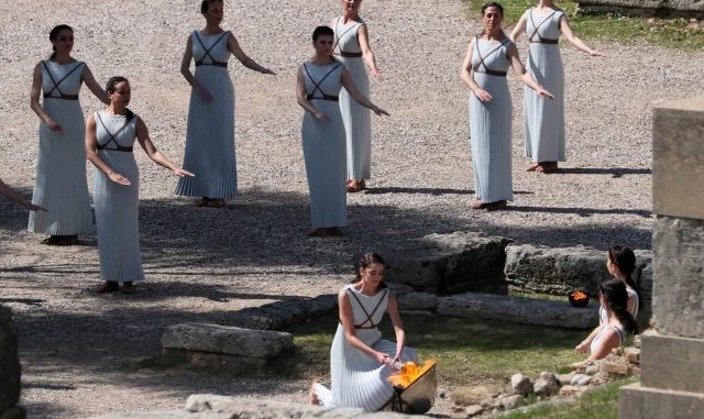 Ensayo del encendido de la llama olímpica en Grecia