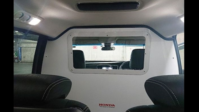 Interior de la camioneta Honda para infectados