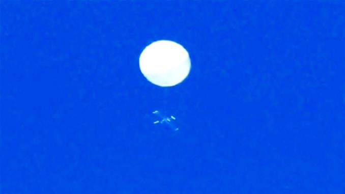 Misterioso globo en el cielo japonés