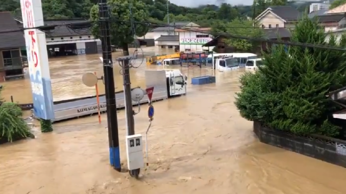 Desborde del río Kuma en Kumamoto. (Imagen Twitter @ajisai6_11puni)