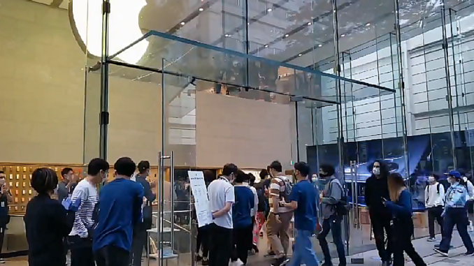 Apple de Omotesando en el lanzamiento del iPhone 12