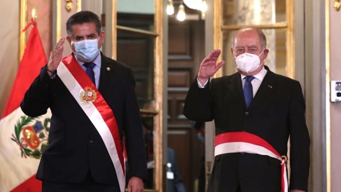 Antero Flores-Araoz juramente ante Merino (Andina)