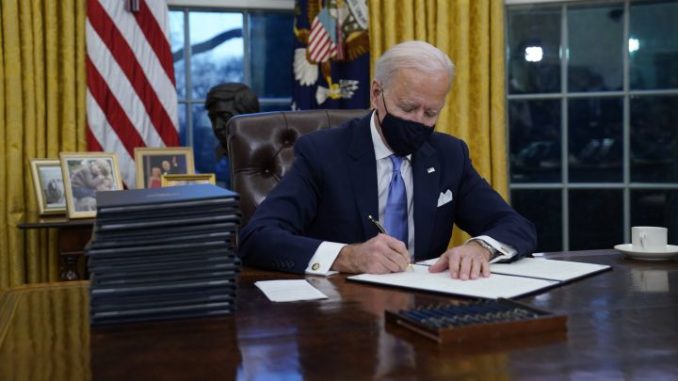 Joe Biden en la Oficina Oval