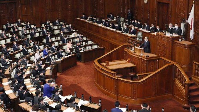 Suga en el Congreso (Kantei)