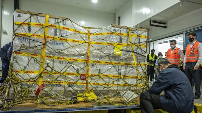 Palet con vacunas transportadas por DHL