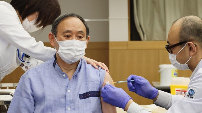 Suga recibe la primera dosis de la vacuna Pfizer (Foto Kantei)