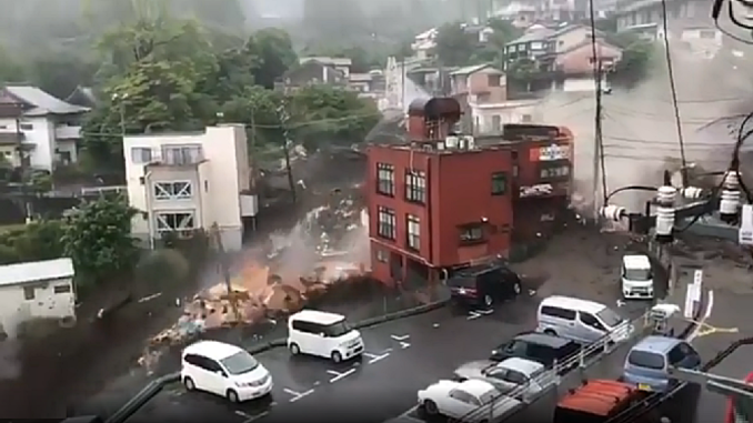 Deslizamiento en Atami a las 10.30