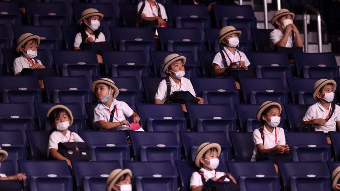 Escolares japoneses son público en los Paralímpcios de Tokio