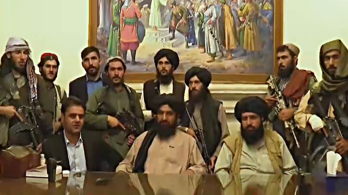 Líderes talibanes en el palacio en Kabul (Al Jazeera TV)