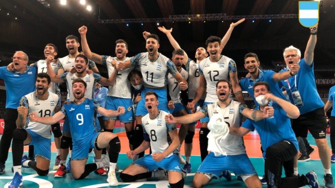 Selección argentina de vóley celebra pasa a semifinales (COARG)