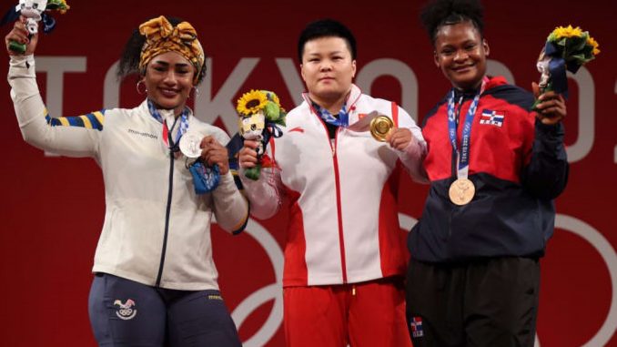 Tamara Salazar a la izquierda, la dominicana Santana a la derecha. Oro para Wang.