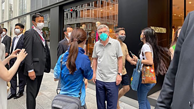 Thomas Bach caminando por Ginza (Carota1226)