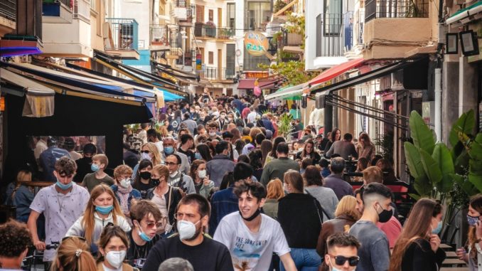 Ciudad y barbijo (Foto Xavi Cabrera)