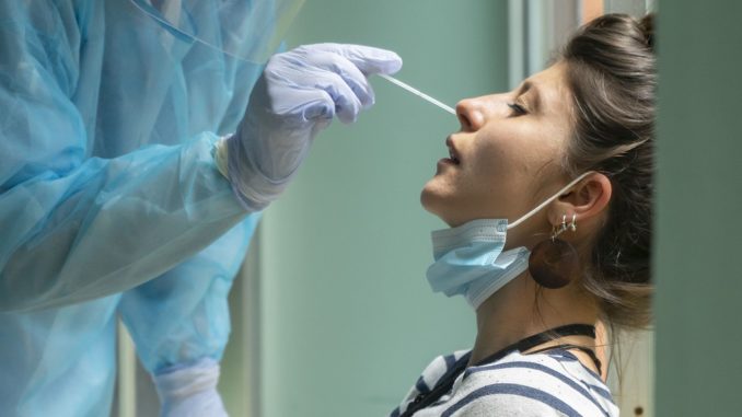 Prueba de detección del virus con hisopo