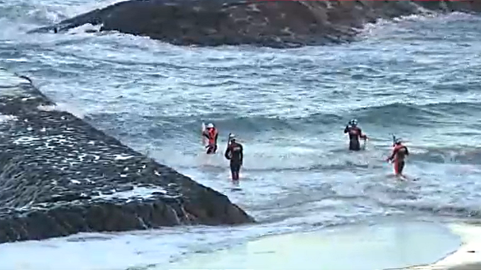 Rescatistas en la playa de Shimoda