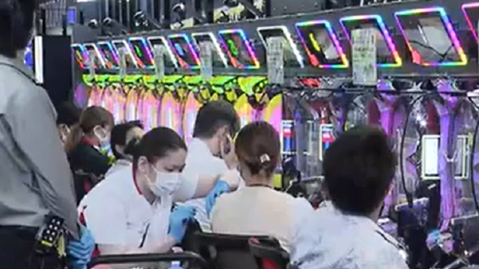 Vacunación en pachinko Freedom, Osaka