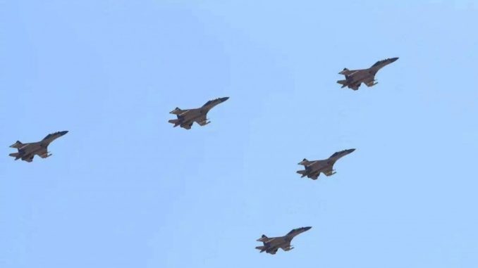Formación de cazas chinos J-16 (Weibo)