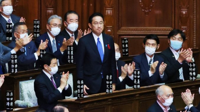 Fumio Kishida al ser proclamado primer ministro de Japón (Kantei)