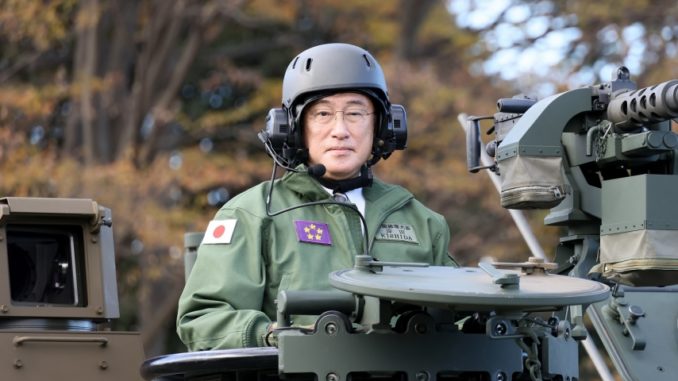 Fumio Kishida a bordo de un blindado de la Fuerza Terrestre de Autodefensa (Kantei)