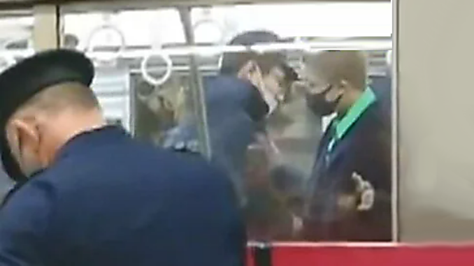 Hattori es intervenido por la policia en el vagón de Keio