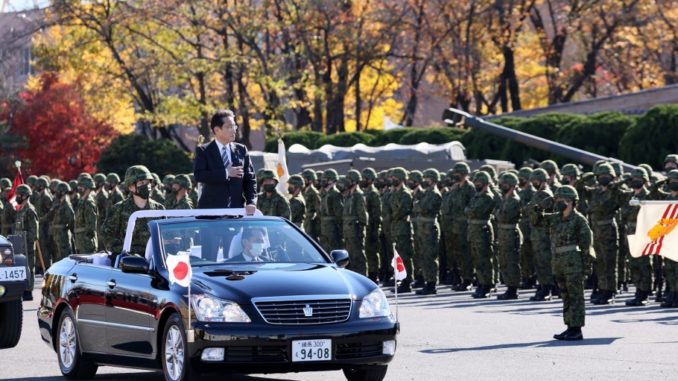 Kishida pasa revista a soldados de la Fuerza Terrestre de Autodefensa (Kantei)