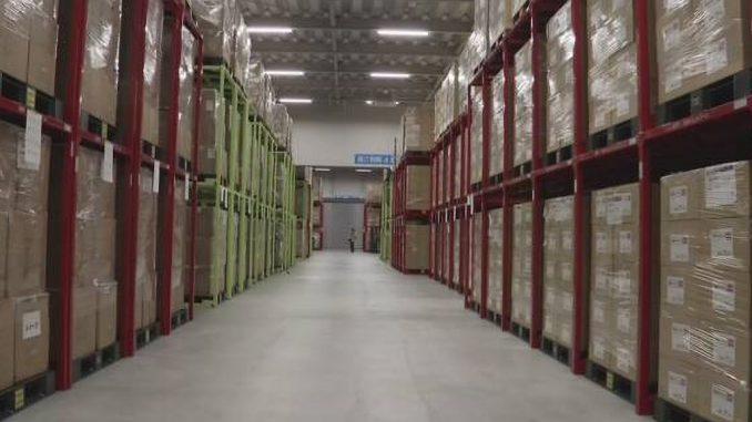Almacen de las 80 millones de mascarillas sobrantes. (NHK)