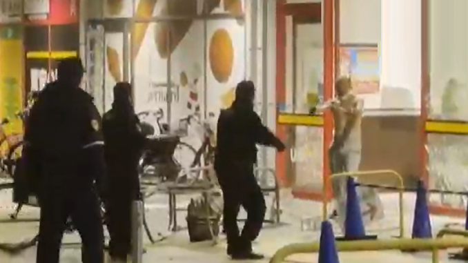 Hombre causa destrozos en Don Quijote de Nagoya (Twiiter)
