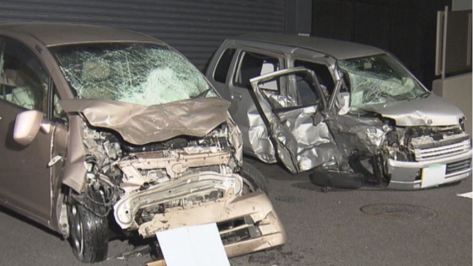 Izquierda el vehículo que provocó el accidente en Aichi (NNN)